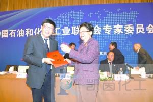 图为顾秀莲为李润生颁发聘书。 (本报记者 张育 摄)