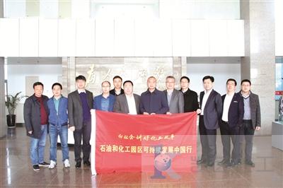 调研组走进如东沿海经济开发区。(张伟局 摄)