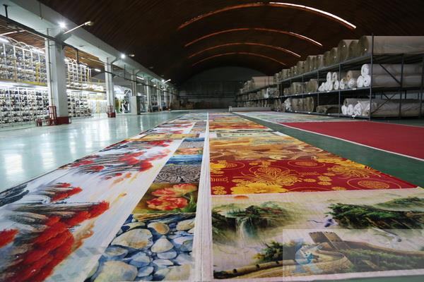 图片为龙福环能科技用废旧塑料瓶加工的工艺美术纺织品