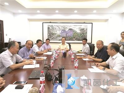 图为王江平一行与李寿生、顾宗勤等会谈。(郁红 摄)